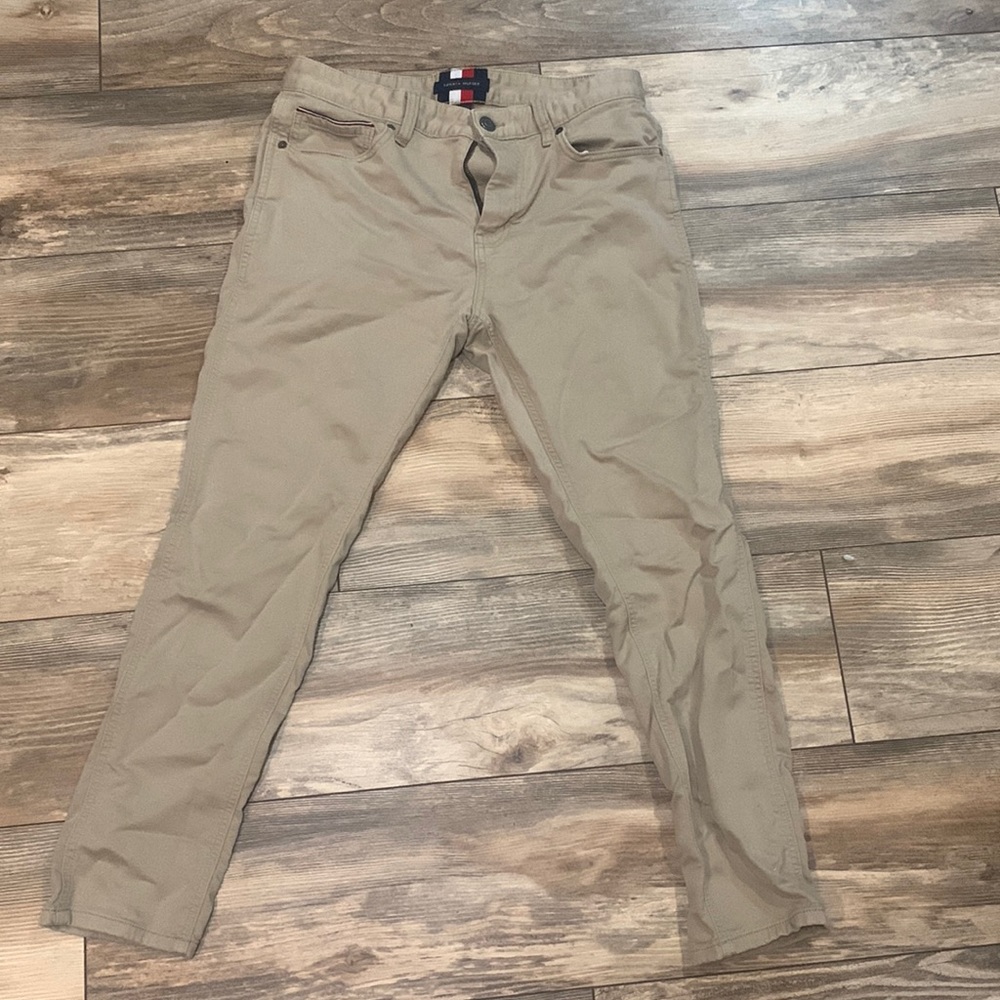 Men’s Tommy Hilfiger khakis 32/30